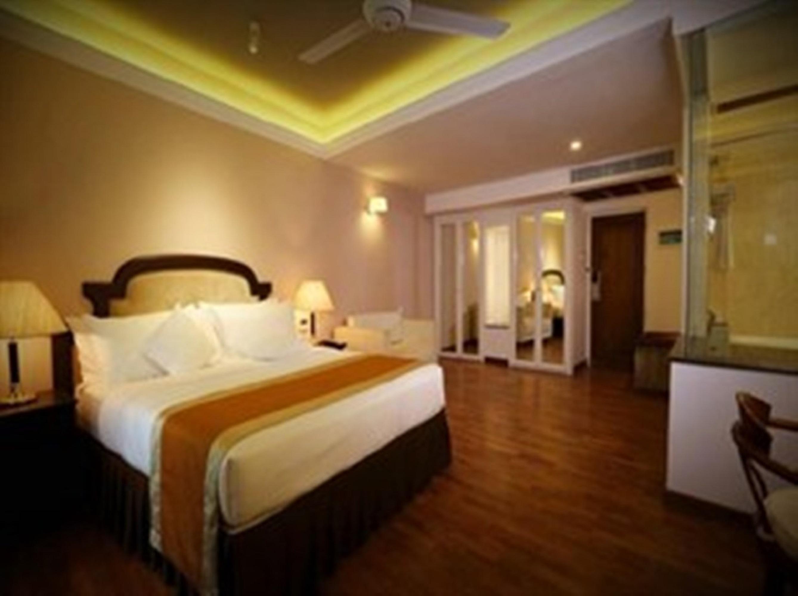 Earl'S Regent Hotel Κάντι Εξωτερικό φωτογραφία