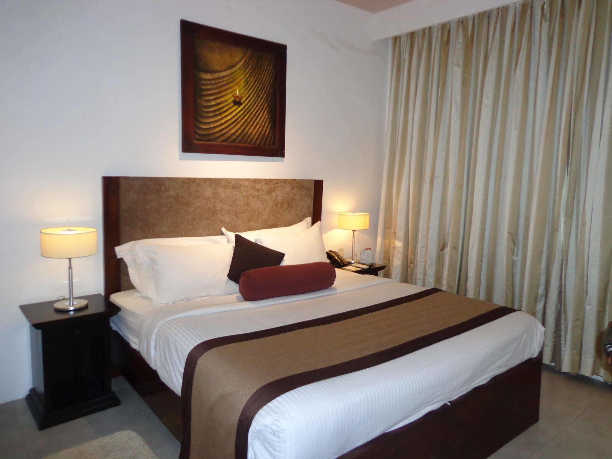 Earl'S Regent Hotel Κάντι Εξωτερικό φωτογραφία