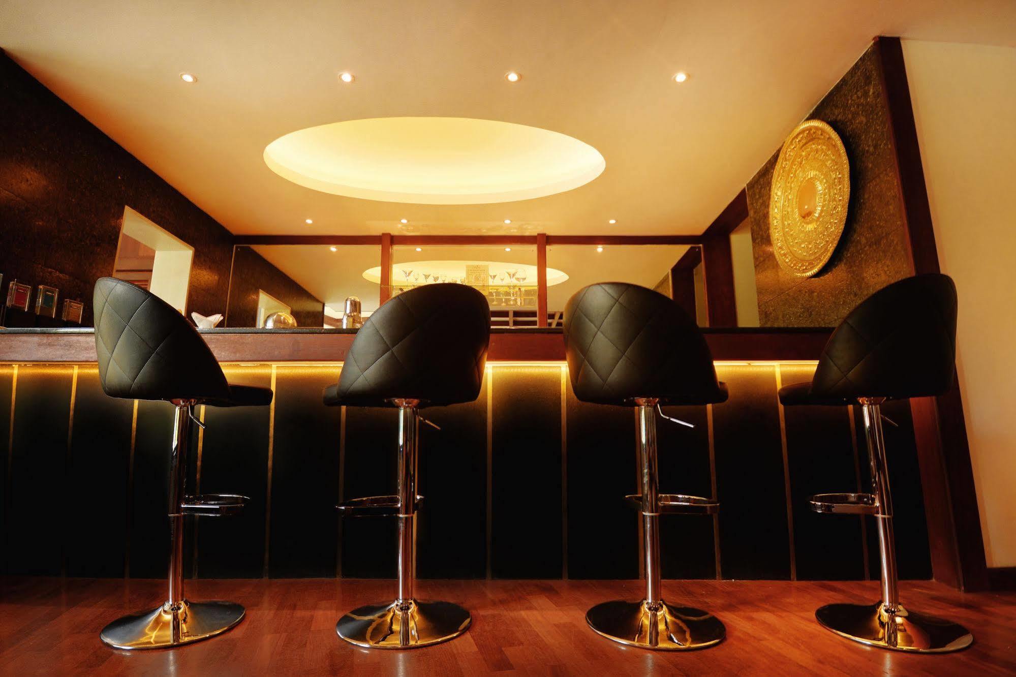Earl'S Regent Hotel Κάντι Εξωτερικό φωτογραφία